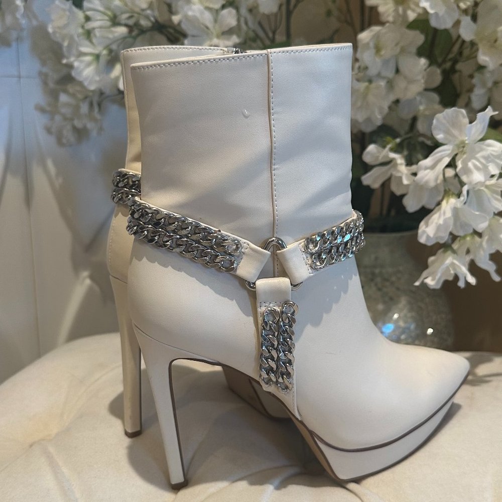 Jennifer Lopez Creamy White With Silver Metalic Chain Fhanzee booties - 8.5